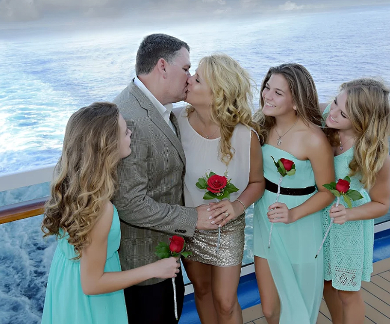 Chris Harrison kissing his wife while their children looking at them